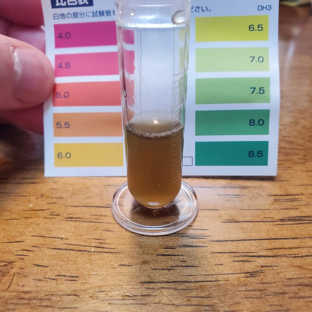 アースチェック液を3滴垂らし、付属のキャップでフタをしてよく振ってください。