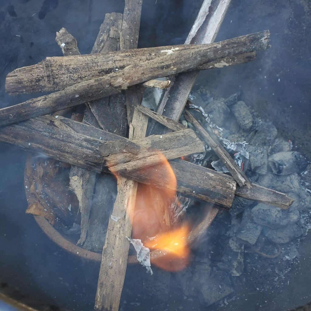 紙と木や竹の切れ端を紙が下、木が上の順番で素焼き鉢の中に事前に組んでおきます。この状態で着火。秋や冬は空気が乾燥しているので火の取り扱いには注意しましょう。