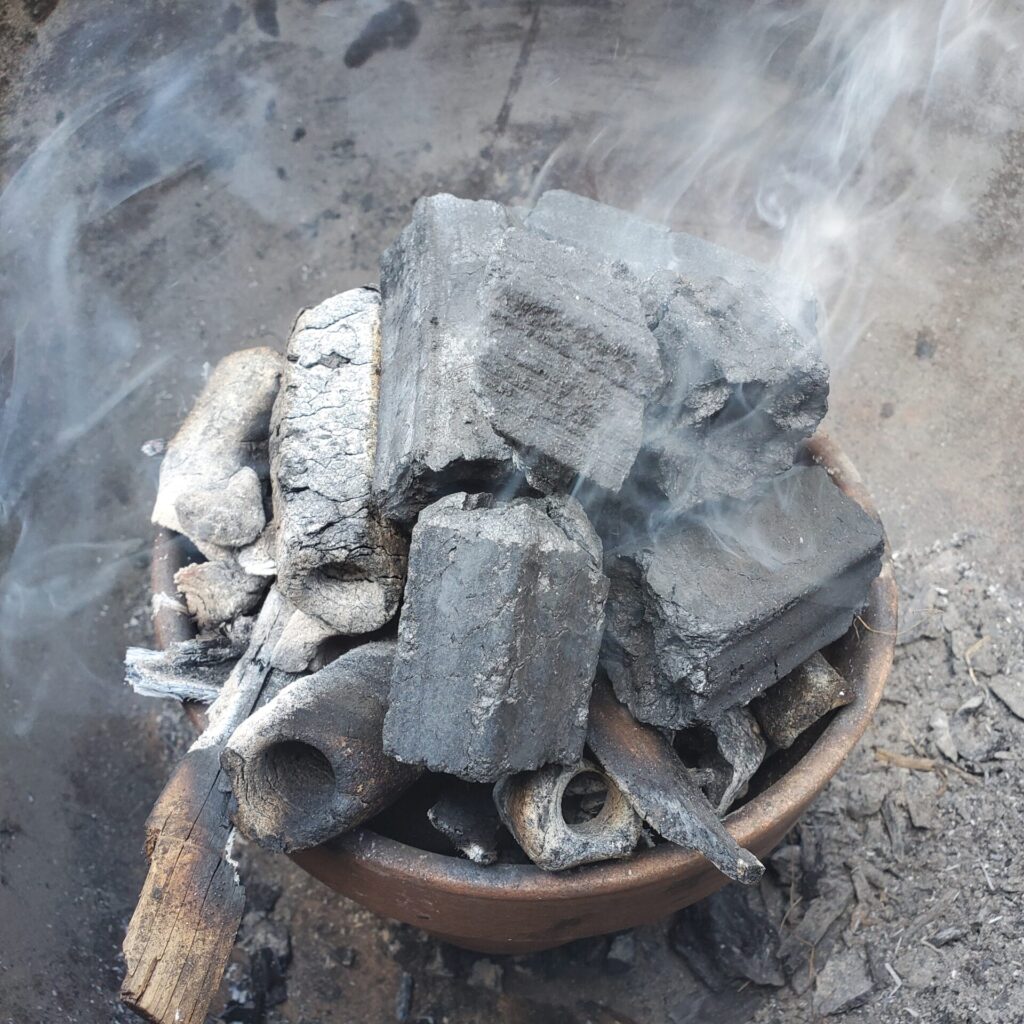 木炭に着火したことを確認したら、練炭の登場。ここまでのプロセスはすべてこいつに火を着けるための準備です💦